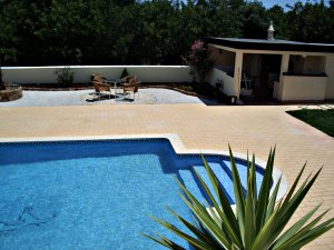 Schwimmbecken und Grillecke